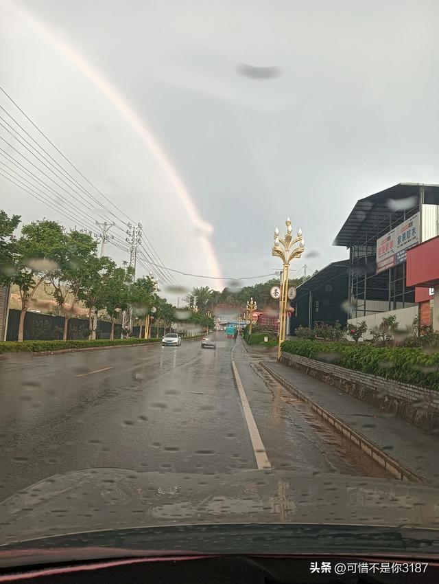 雨后的彩虹像彩带像颜料