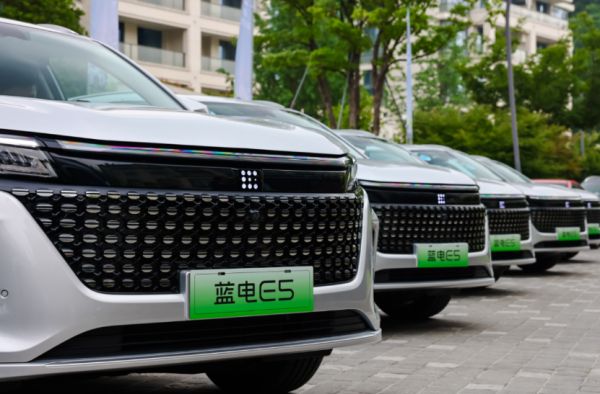 不到10万就能入的中型插混SUV：还有7座可选，蓝电E5现在太火了