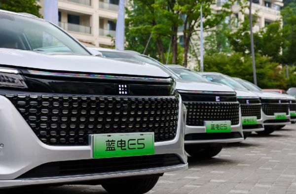 同样是插混SUV：蓝电E5定位中型才9.98万起，欧尚Z6 iDD拿什么比