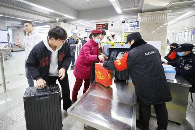 武汉这条上新的地铁线，迎来首波返乡学生客流小高峰