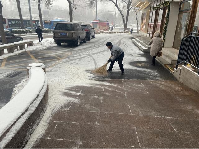 风雪见证，守护之心！朗丽兹酒店扫雪除冰保障宾客出行安全