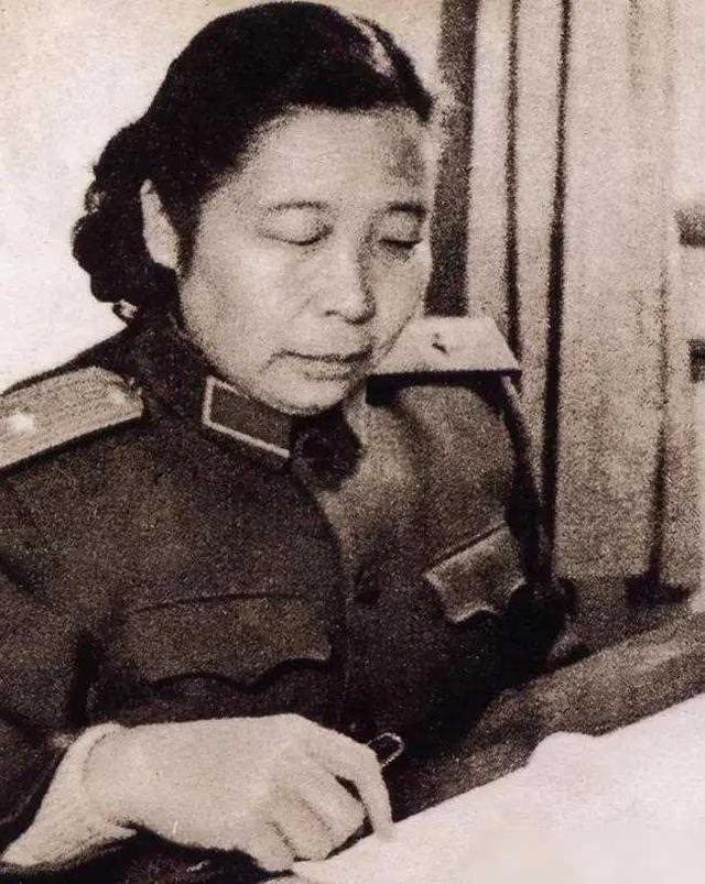 1960年，开国女少将回乡探亲，遇到暴打自己的前夫，结局如何