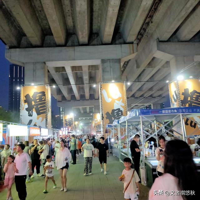 阳明滩大桥下的夜市：保安态度粗暴、停车困难、尾气扰人等瑕疵