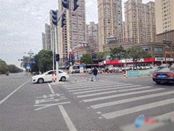 晋江世纪大道石鼓路路口红绿灯启用