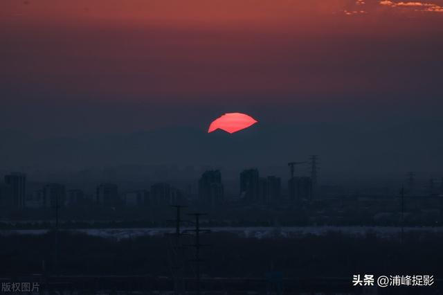 北京的冬天，又见日月同辉的美丽日落