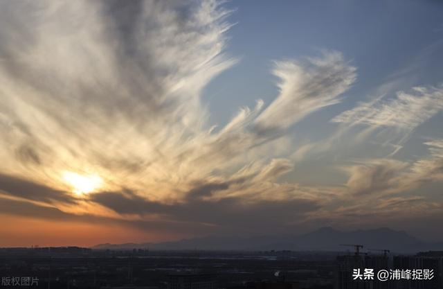 北京的冬天，又见日月同辉的美丽日落