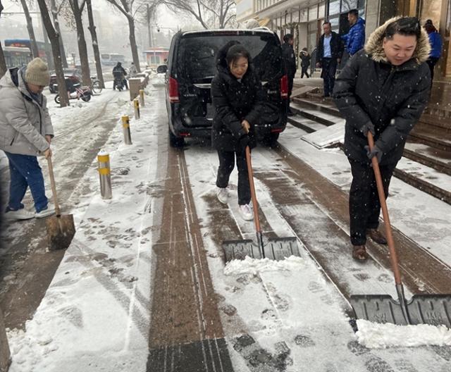 风雪见证，守护之心！朗丽兹酒店扫雪除冰保障宾客出行安全