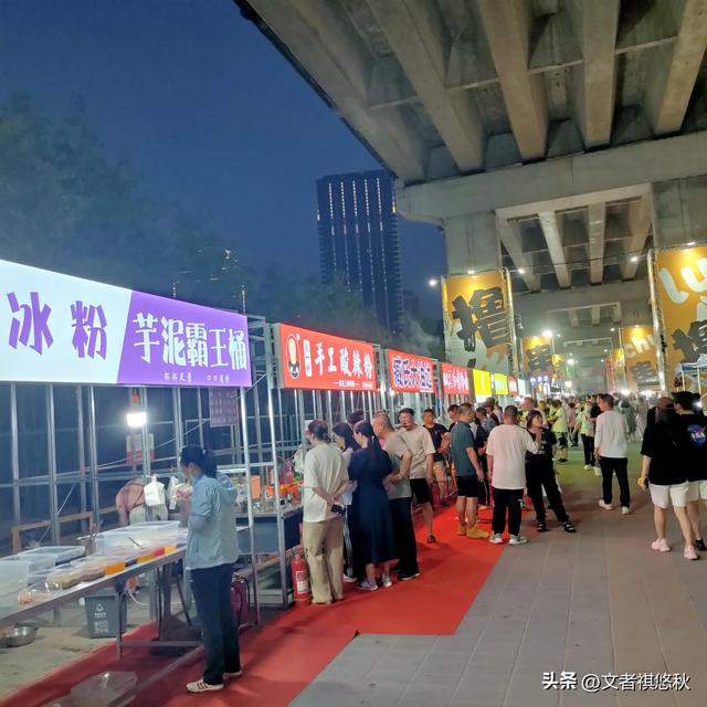 阳明滩大桥下的夜市：保安态度粗暴、停车困难、尾气扰人等瑕疵