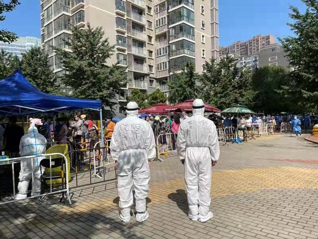 民警亲历望京国风社区封闭的21天，最后的这个敬礼暖心了