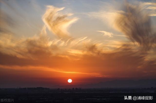 北京的冬天，又见日月同辉的美丽日落