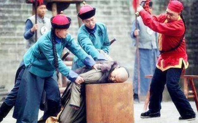 90年代枪决死刑犯真实影像，四名犯人不以为然，其中一人被补枪