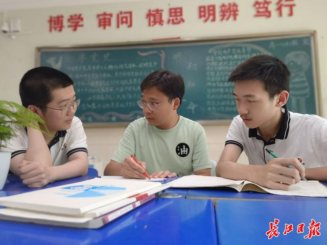 学生评价“80后”教师江峰：“我的班主任是人形定海神针”