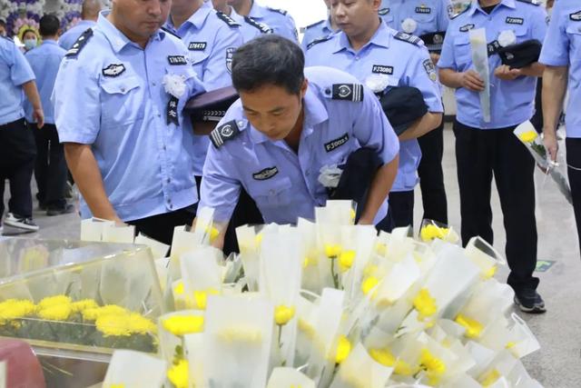 警魂永在，不言再见！沉痛悼念因公牺牲民警李新明，战友，你一路走好！