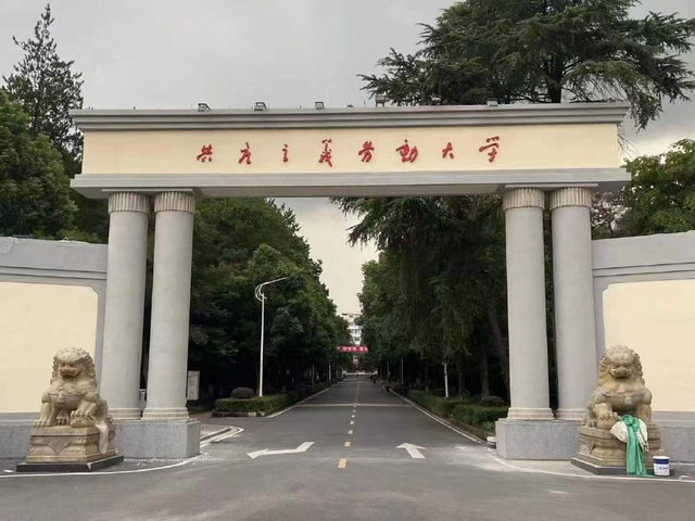 江西农大要改名“共产主义劳动大学”校方：系老校门恢复历史面貌