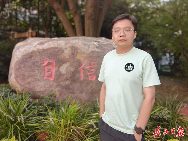 学生评价“80后”教师江峰：“我的班主任是人形定海神针”