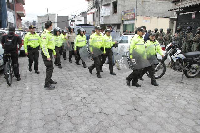 实时直播！厄瓜多尔电视台遭武装人员闯入