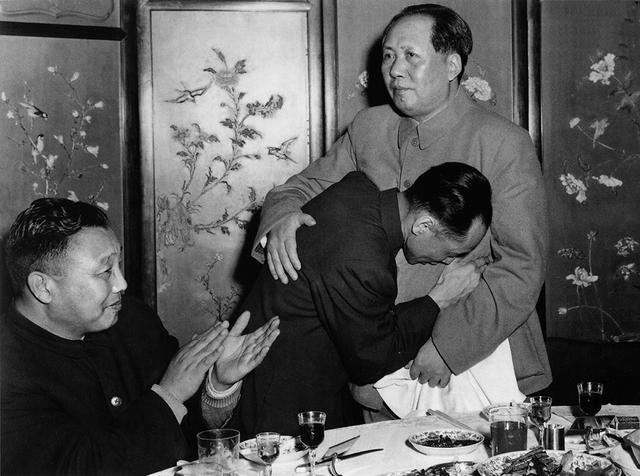 1956年，那个抱着毛主席痛哭的男人，后来怎么样了