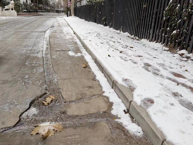 小区内部道路“沟沟坎坎，危机四伏”维修责任该由谁来负