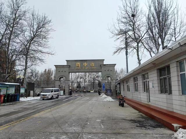 小区内部道路“沟沟坎坎，危机四伏”维修责任该由谁来负