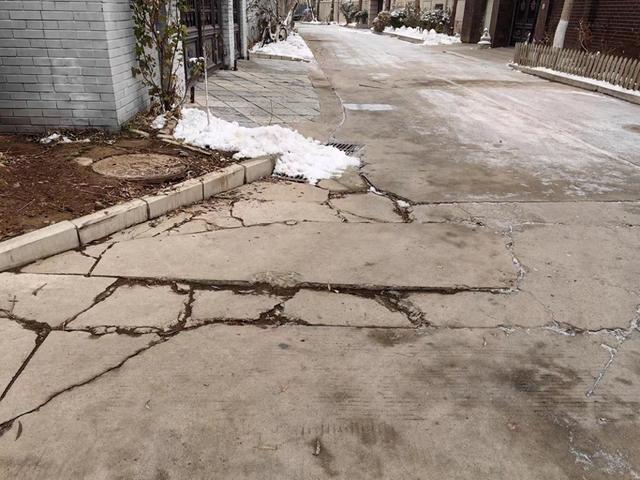 小区内部道路“沟沟坎坎，危机四伏”维修责任该由谁来负