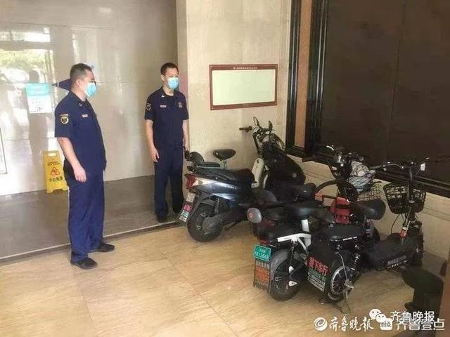 首次！济南开出电动车违停罚单！22层楼有13层停，记者实地探访电动车上楼