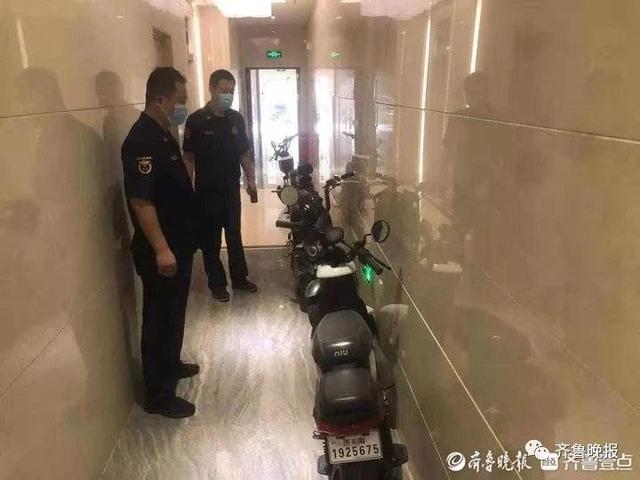 首次！济南开出电动车违停罚单！22层楼有13层停，记者实地探访电动车上楼