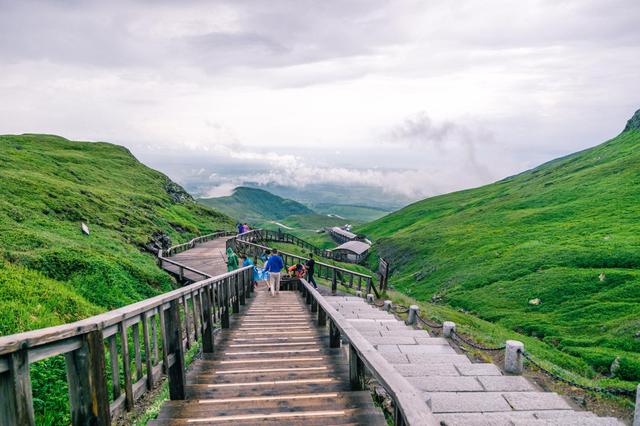 中华十大名山之一：东北长白山，夏季均温20度，风景美还适合避暑