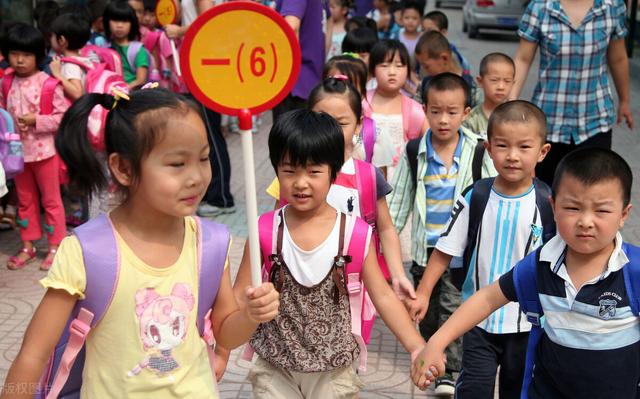 如何陪孩子度过小学一年级抓住3个关键点，打下学习的良好开端