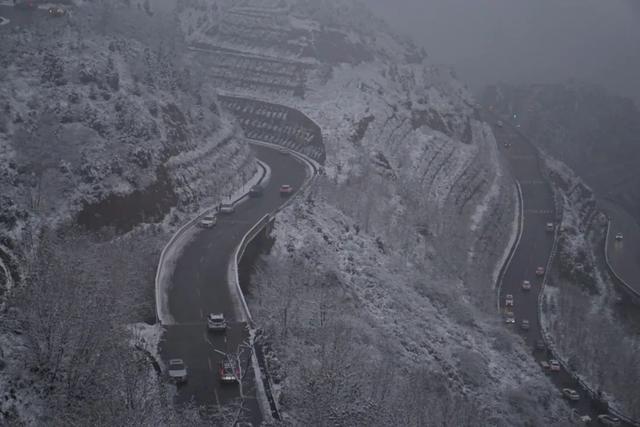 美院遇雪，纷飞间