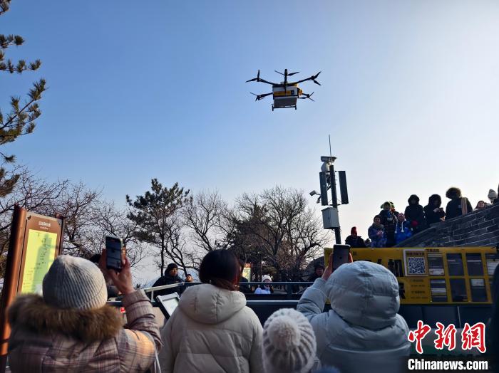 （神州写真）热餐“飞降” 中国多景区“空中外卖”服务受欢迎