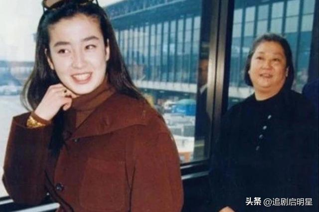 走进“平成第一美少女”宫泽理惠的坎坷人生：被母强迫拍全裸写真