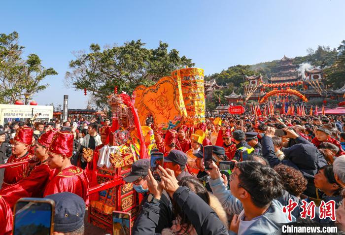 两岸妈祖信众护驾妈祖金身故居省亲布福