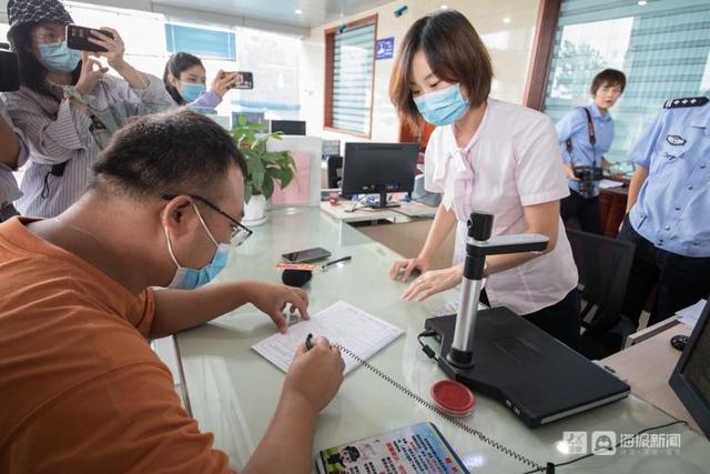 记者探访济南二手车交易首日“跨省通办”两小时即可完成换牌