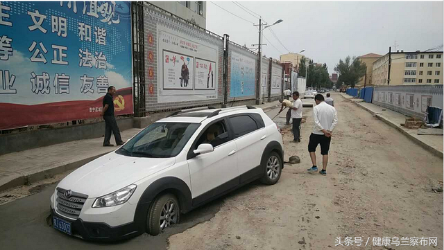 好捉急的司机！集宁七马路一辆小轿车开进水泥浆路“无法自拔”（图）