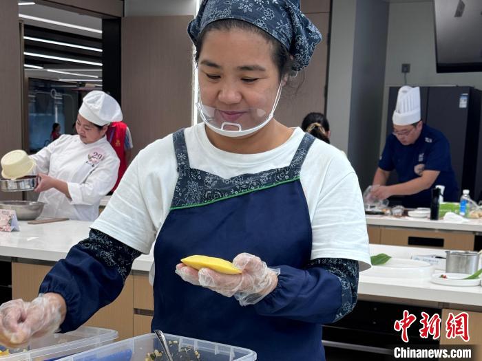 （新春走基层）杭州乡村美食手艺人：金黄玉米粿点亮“美滋滋”生活