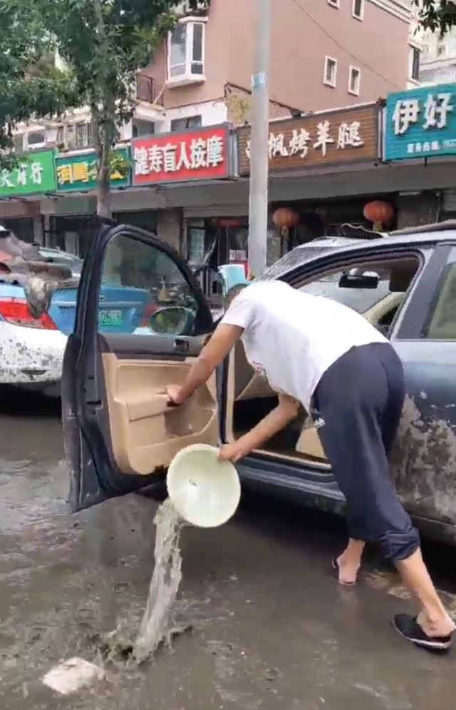 河北燕郊大量汽车被泡 车主紧急晾晒舀水