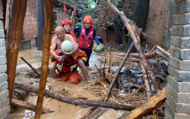 洛阳伊川一民房遭暴雨袭击坍塌，消防员危境中背出被困老人