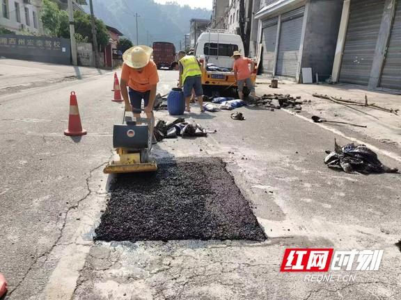 吉首公路：夏日战酷暑 步入公路养护强节奏