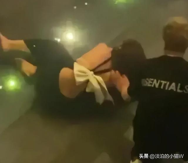 酒吧门口美女醉酒裸露，路人围观狂欢！你会怎么应对？