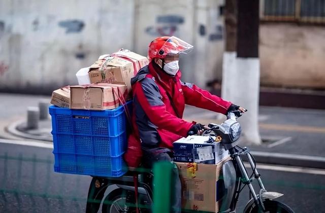 18年，四川美女接到快递电话，她拒绝下楼，次日才知自己逃过一劫