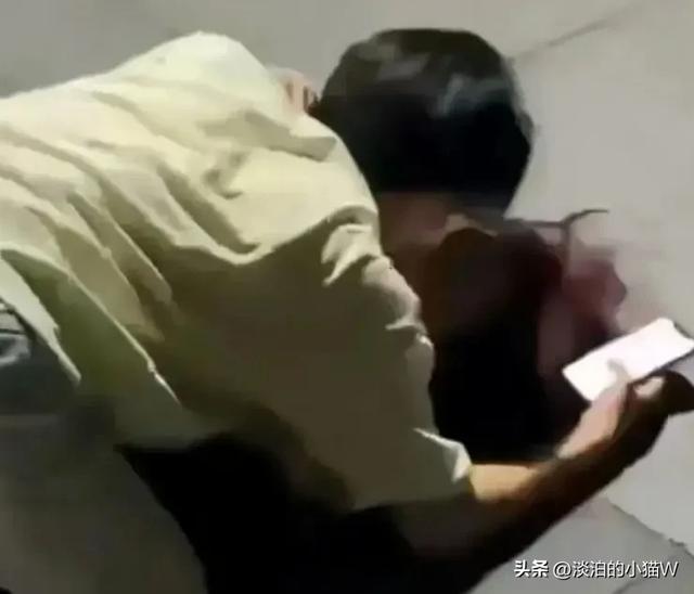 酒吧门口美女醉酒裸露，路人围观狂欢！你会怎么应对？