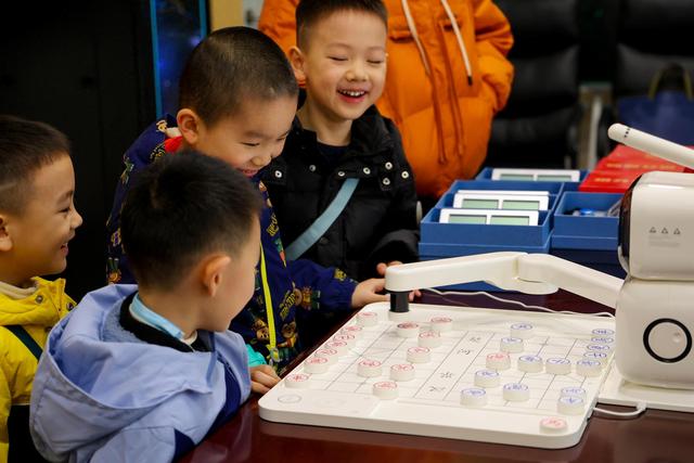 “我当头炮它居然不上马”，汉阳小学生与机器人对弈