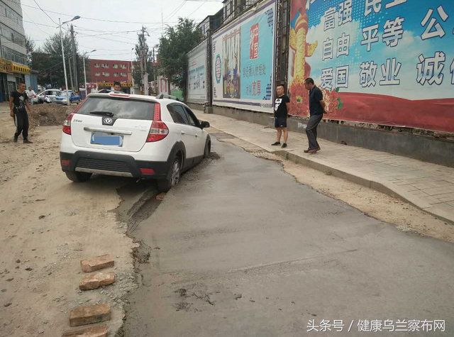 好捉急的司机！集宁七马路一辆小轿车开进水泥浆路“无法自拔”（图）