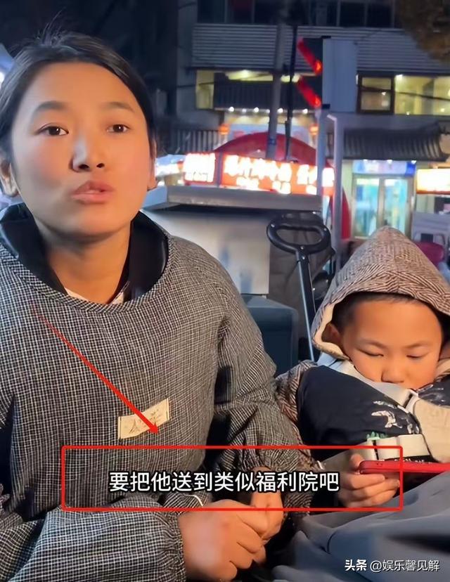 用绳拴儿子摆地摊，山东美女老板娘遭抛弃，陌生人蹭饭后仗义捐款