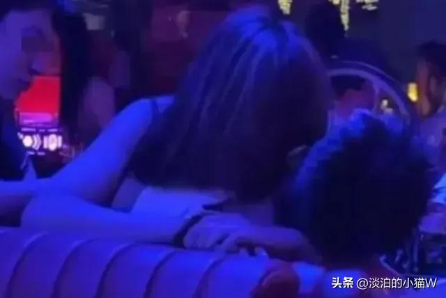 酒吧门口美女醉酒裸露，路人围观狂欢！你会怎么应对？