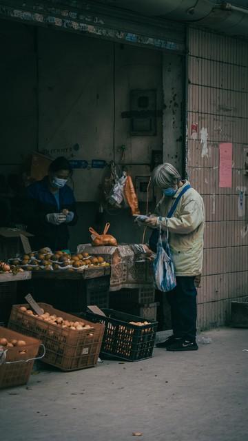 女子为生计进厂打工，却与男同事发生不正当关系引发轩然大波