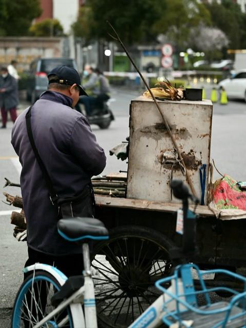 女子为生计进厂打工，却与男同事发生不正当关系引发轩然大波