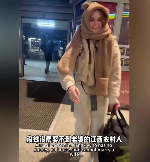 江西35岁农村小伙网恋欧洲美女，恋爱俩月去奔现，刚见面就亲上了