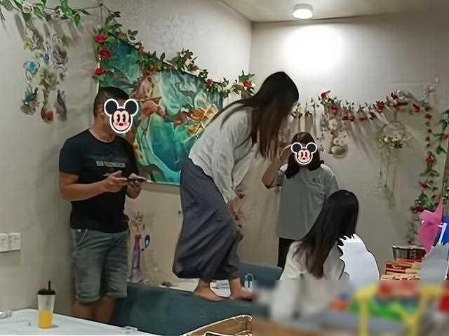 一女子站在沙发上跳舞，闺蜜看不下去，上前掀开她的裙子