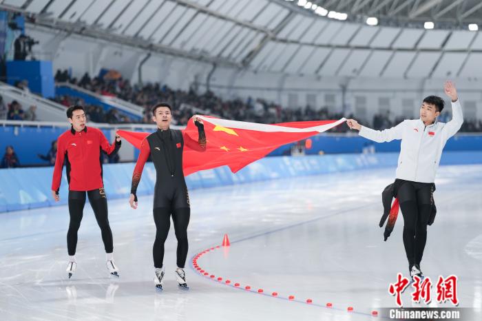 亚冬会速度滑冰男子短距离团体追逐：中国队夺冠